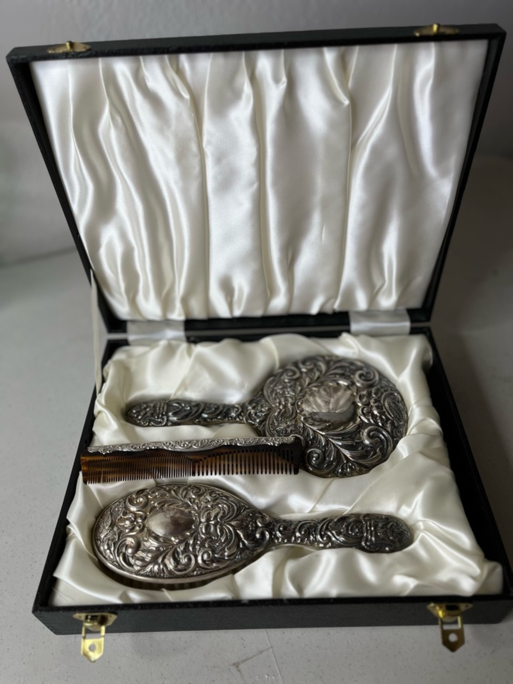 Vintage 1936 sterling silver mirror, brush & comb
(BROADWAY Co MADE IN EGLAND)